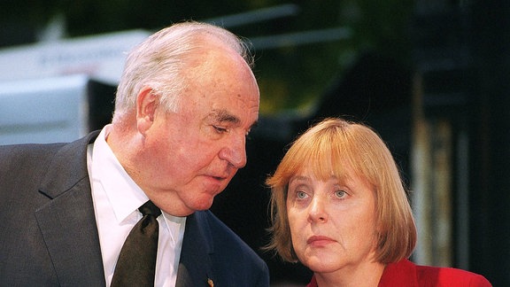 Helmut Kohl und Angela Merkel 2001 auf einer CDU-Kundgebung zum Tag der Deutschen Einheit