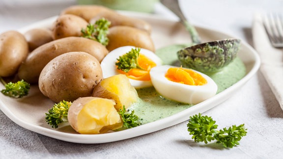 Grüne Soße mit Kartoffeln und Eiern