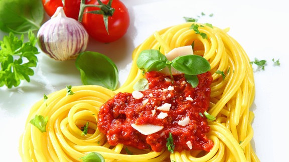 Herz aus Spaghetti mit Bolognese Sauce