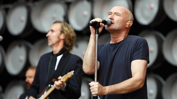 Phil Collins und Mike Rutherford beim Live Earth Konzert 2007 im Wembley Stadion in London