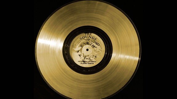 Ein Bild der goldenen Schallplatte, die in den Weltraum geschickt wurde.
