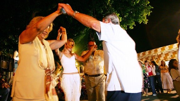 Griechinnen und Griechen tanzen den Sirtaki in Katavia auf Rhodos