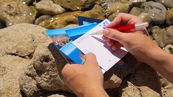 Postkarten werden im Urlaub geschrieben