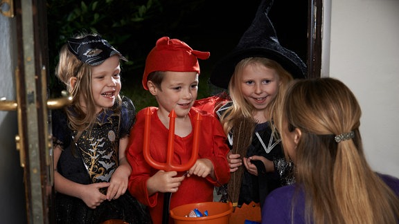 Kinder fragen zu Halloween nach Süßigkeiten (Symbolfoto)