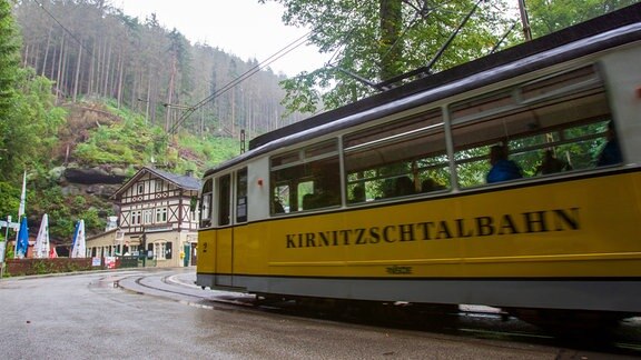 Die bei Touristen beliebte Kirnitzschtalbahn am Lichtenhainer Wasserfall: Der Landkreis hat den Fahrbetrieb am Mittwoch eingestellt, damit keine Schaulustigen die Löscharbeiten behindern.