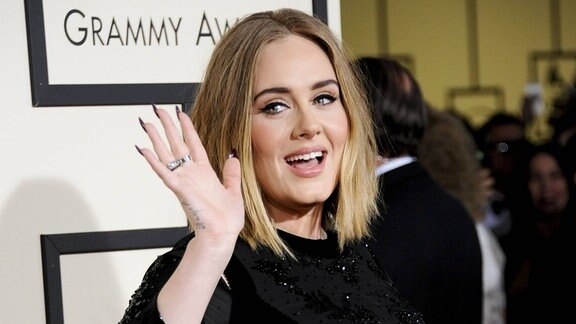 Die britische Sängerin Adele auf dem roten Teppich winkt in die Kamera