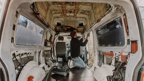 Der ausgediente Rettungswagen von Sophie Schroeder wird zu einem Camper umgebaut.
