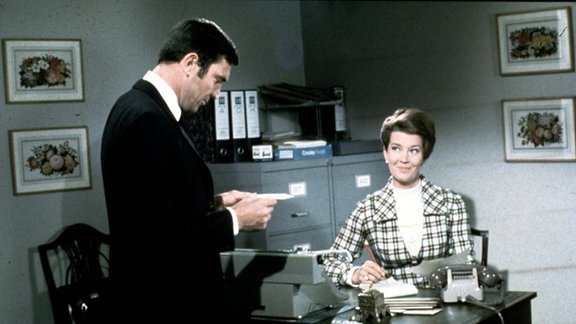 James Bond (George Lazenby) und Miss Moneypenny (Lois Maxwell) 1969