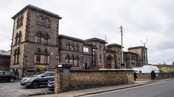 Das Wandsworth Gefängnis ein alter Klinkerbau mit davor parkenden Autos