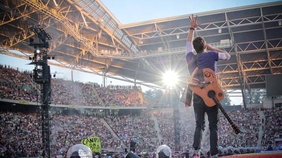 Die Band Coldplay bei ihrem Konzert in der Arena in Leipzig