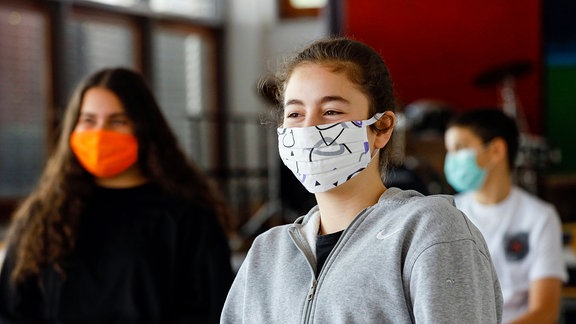 Ein Mädchen mit Maske in der Schule