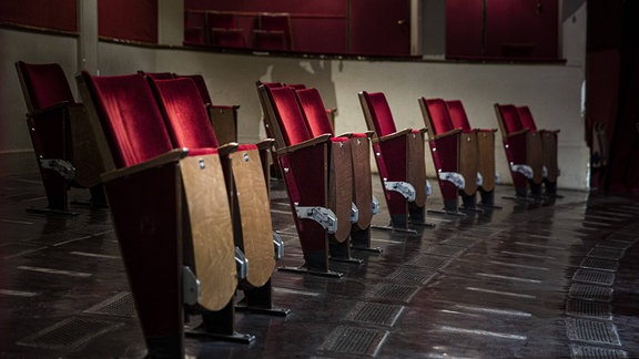 Umgebaute Sitzreihen zur Einhaltung der Abstandsregeln im Berliner Ensembl