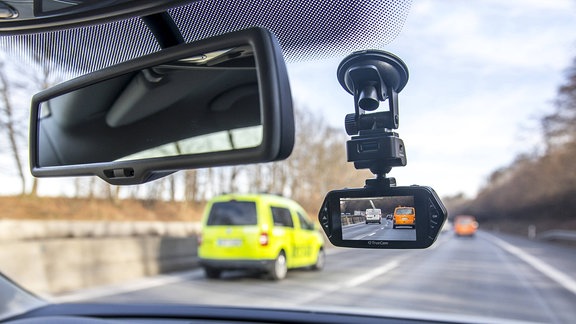 Ein Autofahrer nutzt eine Dashcam zum Aufzeichnen des Verkehrs. 