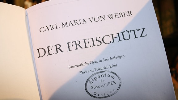 Derzeit probt das Ensemble unter anderem die Oper "Der Freischütz". Alle Schauspieler und Sänger beherrschen ihren Text...