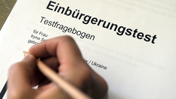 Eine Person füllt 2008 einen Einbürgerungstest aus.
