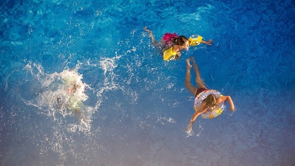 Kinder in einem Schwimmbecken aus der Vogelperspektive