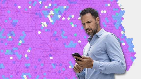 Mann mit Handy vor der Funkloch-Karte der Bundesnetzagentur (Collage: MDR JUMP)
