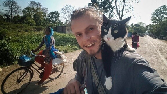 Martin Klauka mit seiner Katze Mogli auf der Schulter.
