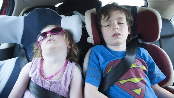 Kinder schlafen im Auto