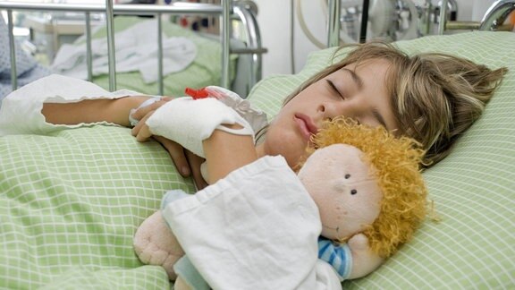Junge mit Puppe in Kinderklinik