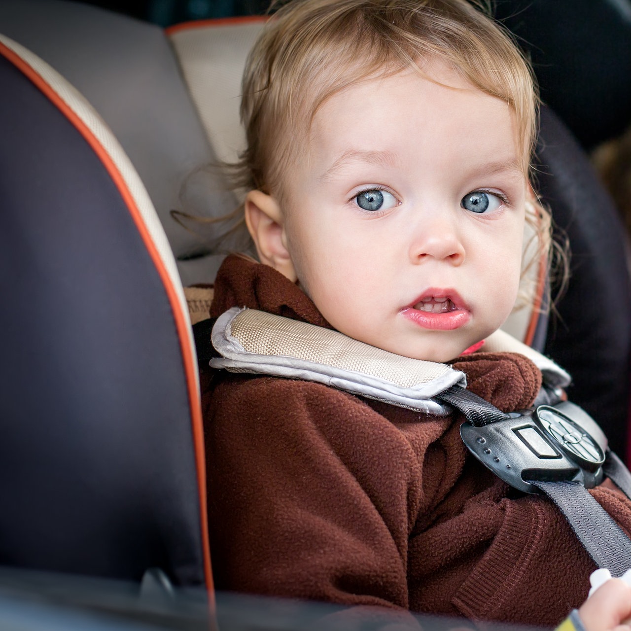 Studie: Über die Hälfte der Kinder im Auto falsch angeschnallt