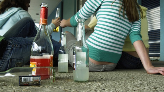 Alcopops und Erdbeerschauwein - Mädchenclique frönt dem Alkohol (Komasaufen)