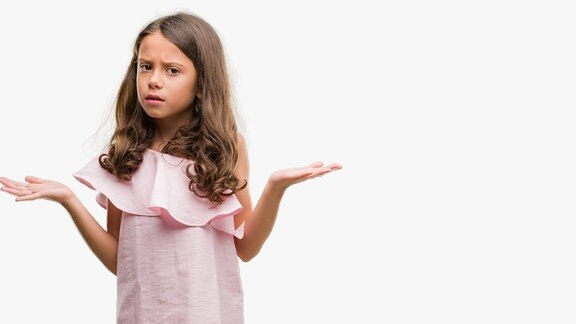 Mädchen zeigt mit Körperhaltung an: "Keine Ahnung" (Symbolfoto)