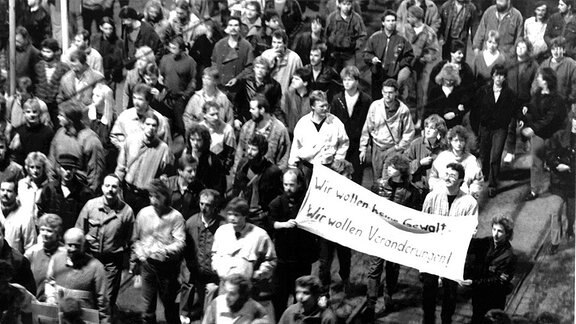 Eine Gruppe von Demonstranten geht am 09.10.1989 mit einem Transparent, auf dem "Wir wollen keine Gewalt! Wir wollen Veränderungen!" zu lesen ist, bei der Montagsdemonstration in Leipzig. Mehr als 70 000 Menschen nahmen an dem Protestmarsch teil.