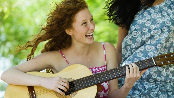 Junge Frau mit Gitarre