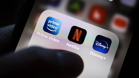 Die Apps Amazon Prime, Netflix und Disney+ sind auf einem Handy zu sehen