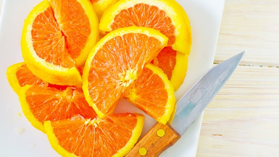 Geschnittene Orange mit Messer