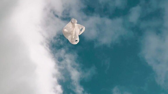Plastiktüte fliegt in blauen Himmel. Aus Silbermond Video "Leichteste der Welt"