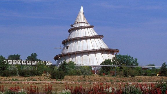 Jahrtausendturm im Elbauenpark in Magdeburg, ein Turm wie ein Kegel mit einer spiralförmigen Rampe außen herum