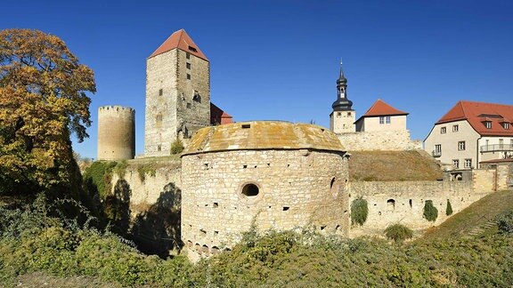 Burg Querfurt, dicker Mauern, darum ein Wassergraben