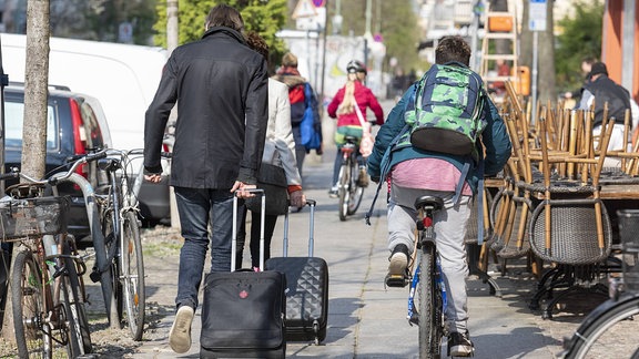Kind mit Fahrrad auf einem engen Bürgersteig in Berlin