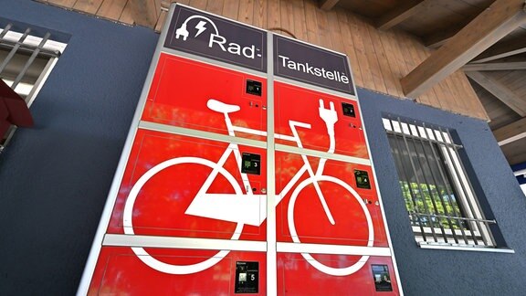 Radtankstelle in Bayern. Aufladestation für E-Bikes