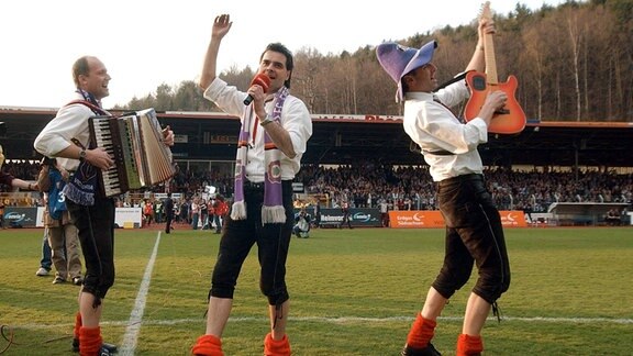 De Randfichten bei einem Auftritt im Stadion von Erzgebirge Aue 2004 (v.l.n.r.: Michael Rostig, Thomas Unger und Thomas Lauterbach) 