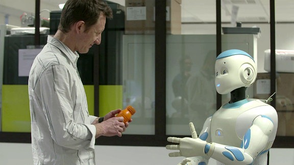 Ein Roboter und ein Mensch. Wer ersetzt wen?