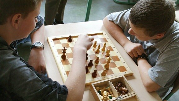 Schueler spielen Schach