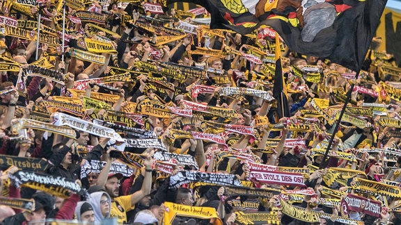 SG Dynamo Dresden (2. Bundesliga): Schalparade der Fans