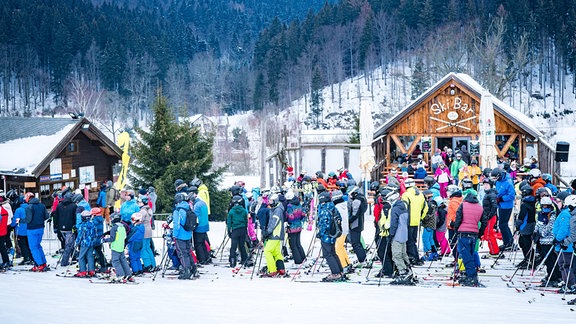 Lange Schlangen am Lift, viel Schnee und Aprés Ski: So sah es im Januar 2019 am Skilift in Holzhau aus
