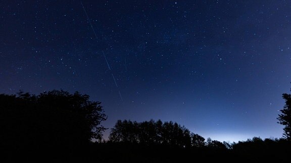 Sternschnuppen der Lyriden am Nachthimmel Ende April