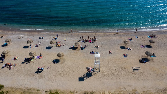Strandurlaub: Am ersten Wochenende nach der Lockerung der Coronaeinschränkungen in Griechenland lockt es bereits viele Athener an die nahegelegenen Strände von Alimos und Glyfada in Attika.