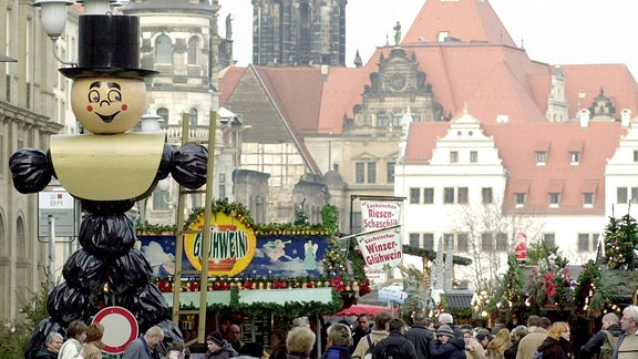 Weihnachtlicher Striezelmarkt in Dresden mit Riesen-Pflaumentoffel (links)