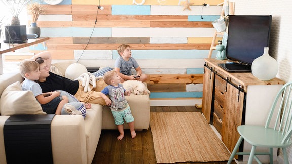 Symbolbild für Alltag in der Quarantäne: Eine Familie sieht gemeinsam fern.