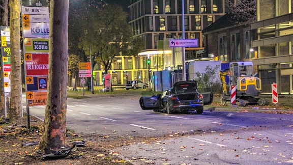 Heilbronn, November 2020: Ein Audi fährt frontal an einen Baum, nachdem sich die Fahrerin mit einem SUV ein Rennen geliefert haben soll. 
