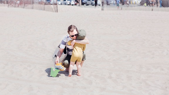 Vater und Kind am Strand (Symbolfoto)