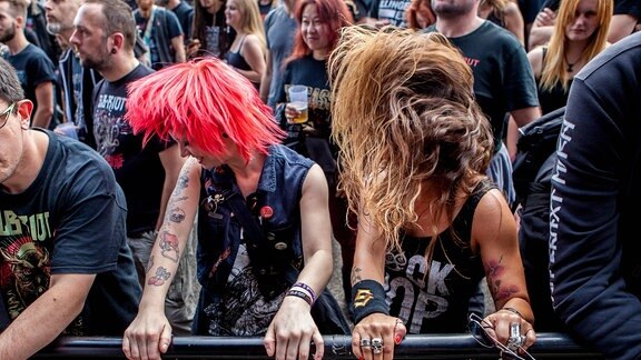 Zwei weibliche Fans beim Headbangen beim Heay Metal-Festival in Wacken