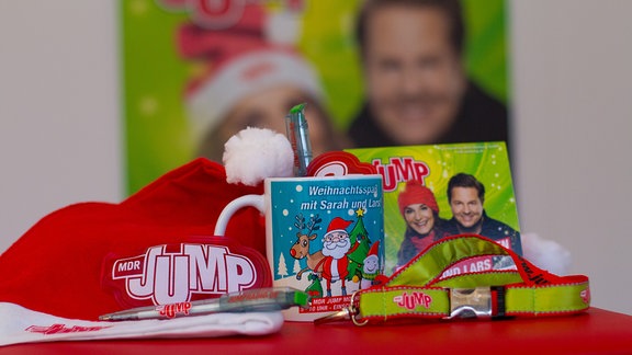 Ein MDR JUMP Weihnachtsset mit Kugelschreiber, Tasse, Schlüsselband und einer CD mit Weihnachtsliedern